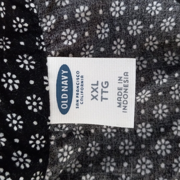 Old Navy Black & White Flower Print V-Neck With Pleated Chest, Ho-Lo Hem - Picture 5 of 10